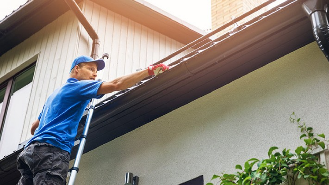Waarom raken dakgoten verstopt? Tips voor reiniging en onderhoud